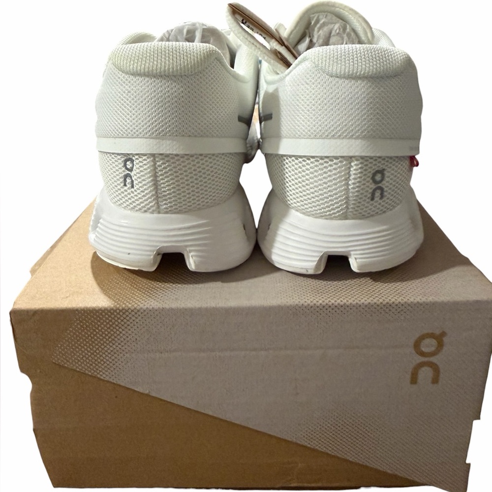 On Running Cloud 5 All White Women’s 2-7.5W 9W Swiss Engineering Lightweight NEW - Picture 5 of 7